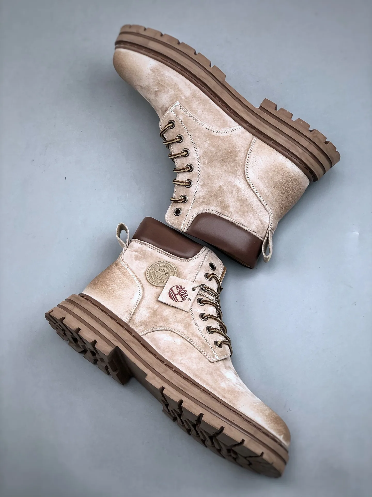 Local 💰560 core recommendation, good price, new goods 🚀Timberland Timberland/Timberland outdoor high-top casual rhubarb boots series #Guangdong Dachang quality original box original packaging #25ss new fashion trend matching The fabric is made of Italian 🇮🇹 top frosted fine-grained cowhide with anti-odor and anti-corrosion genuine leather latex insoles. The outsole and hardware are all made from OEM raw materials. The same process as the original Goodyear never-opening process Good products do not kill pigs. The quality of the first order is strictly controlled. Exclusively released on the entire network. The quality is beyond doubt. The whole set of official website unified packaging gives you a perfect wearing experience. The quality is exquisite and durable. A must-have for sportsmen. Specially designed to prevent handsomeness. High-quality and first-class foot feel. This winter, it is specially used for cold protection and outdoor use. Daily casual matching. Size: 39 40 41 42 43 44 (leather shoe size)